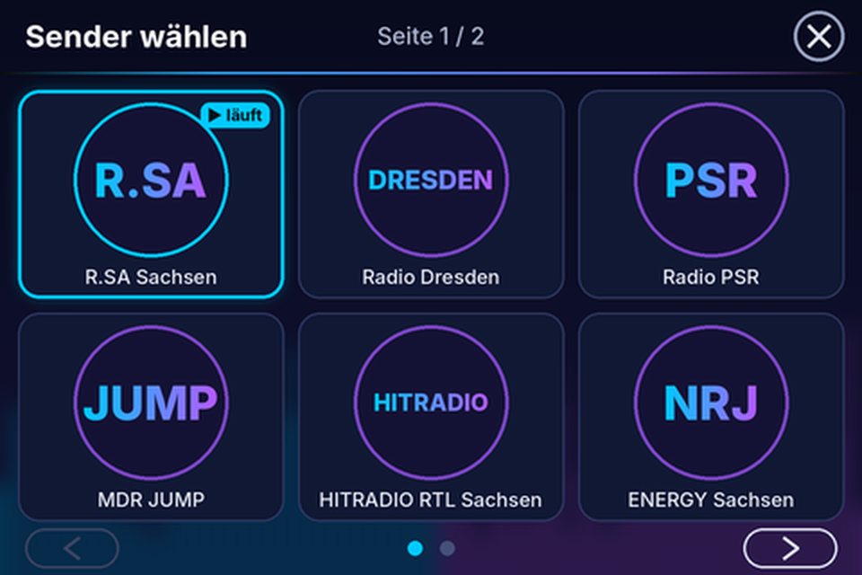 Senderkacheln mit Monogrammen, der laufende Sender ist markiert